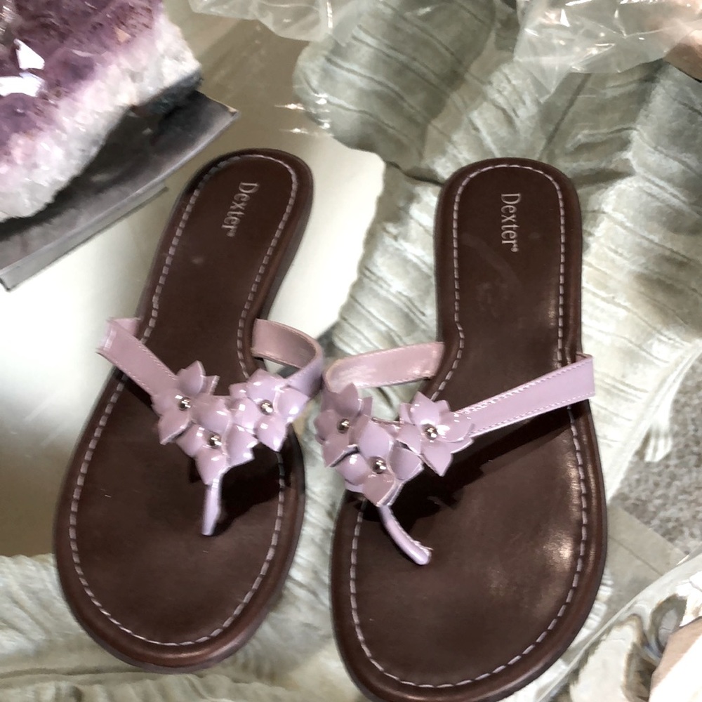 SZ 7.5 LILAC THONG SANDALS  W/FLOWERS AND SILVER. LIKE NEW